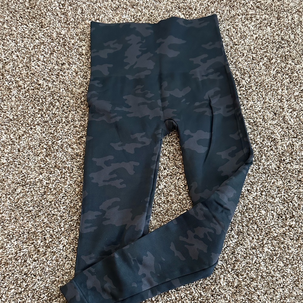 Spanx camo legging - XS - excellent condition - only worn twice.